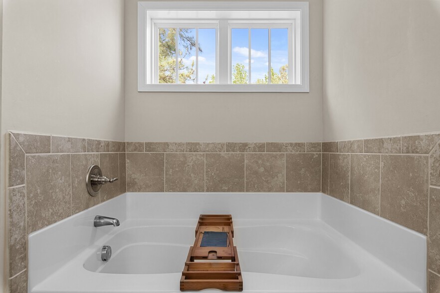 Building Photo - 789 Equestrian Way
