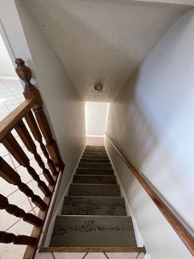 Building Photo - Ozark - Walk Out Basement with Extra Livin...