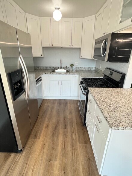upgraded kitchen - 1073 W L St