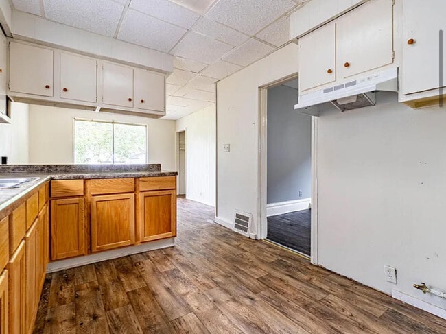 Building Photo - 913 W McClure Ave