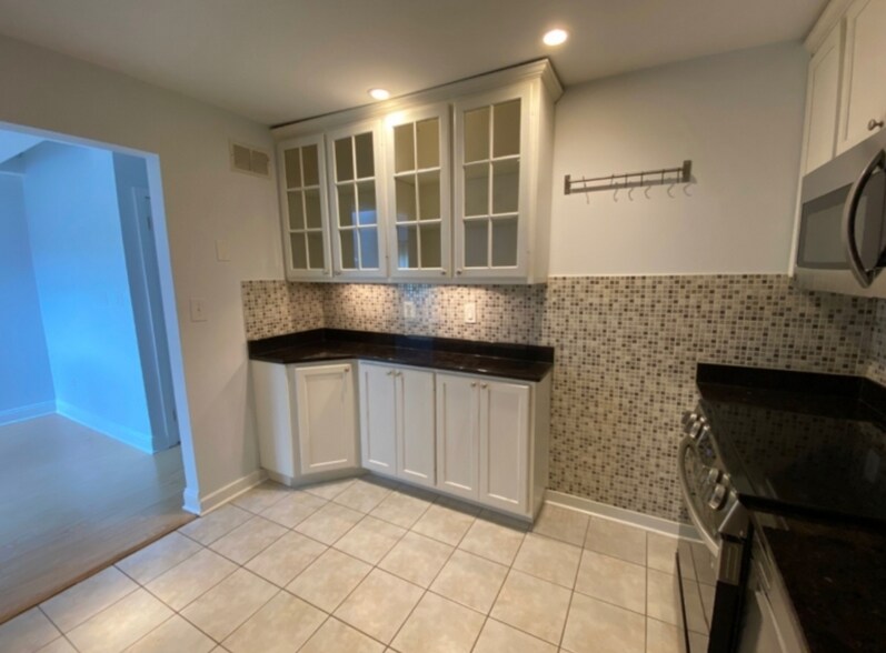 Building Photo - 261 Hedgerow Rd