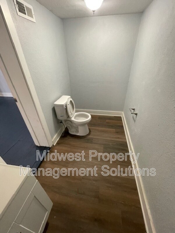 Building Photo - 826 W 2nd St