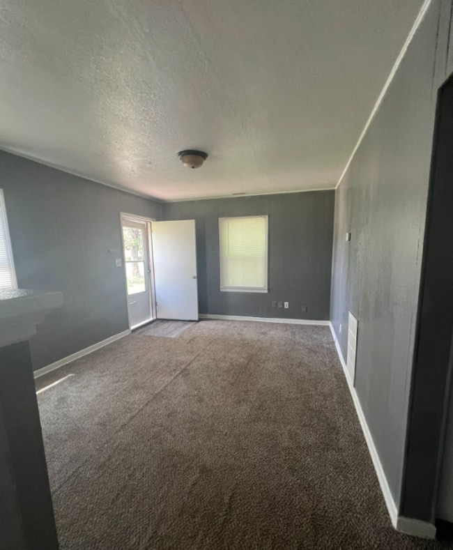 Building Photo - Charming 1 Bedroom 1 Bath Duplex for Rent Northeast Wichita, Near WSU - Prelease Today.