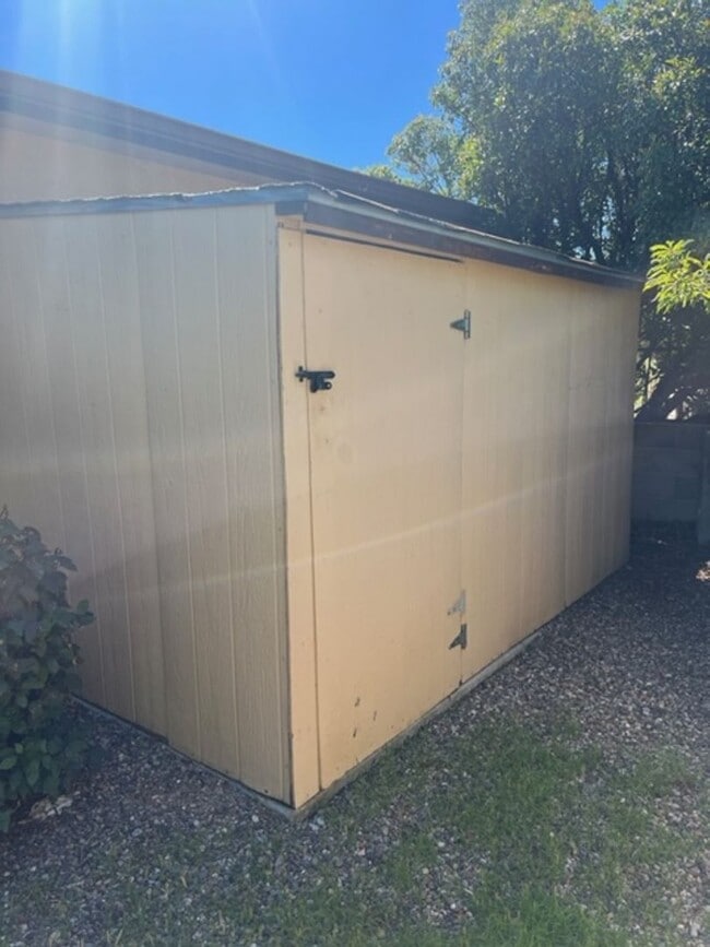 Building Photo - Beautiful 3 Bed 2 Bath 2 Car Garage just E...