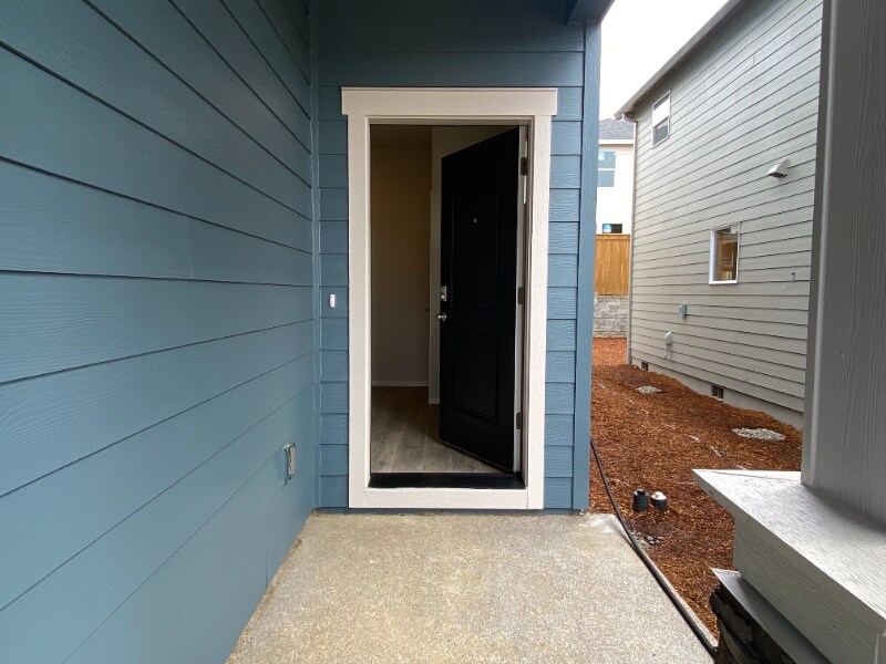 Building Photo - 3550 SW Snowberry Ave