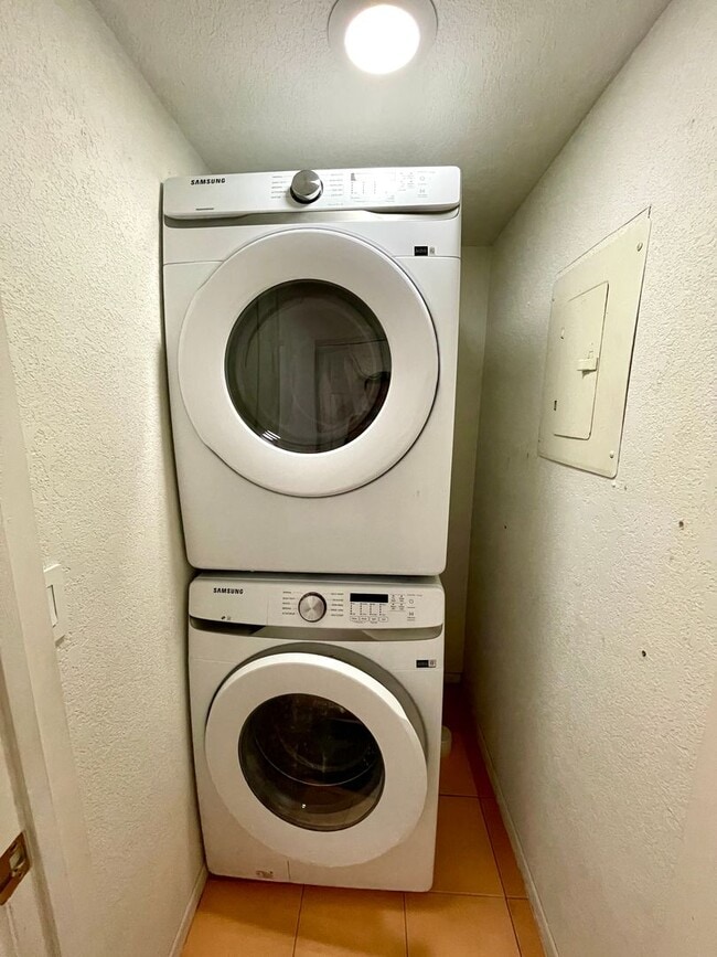 Building Photo - Great 1 Bedroom Condo in the Roadhaven Condos Gated Community!