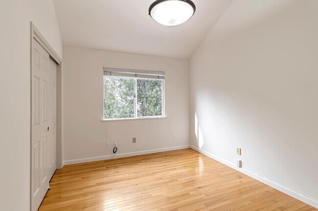 Building Photo - 302 Tadley Ct