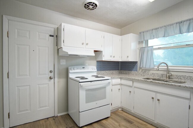 Building Photo - Well-Maintained 3BR/2BA Home with Fenced Y...