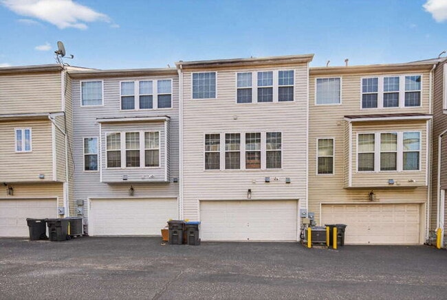 Building Photo - 5023 Village Fountain Pl