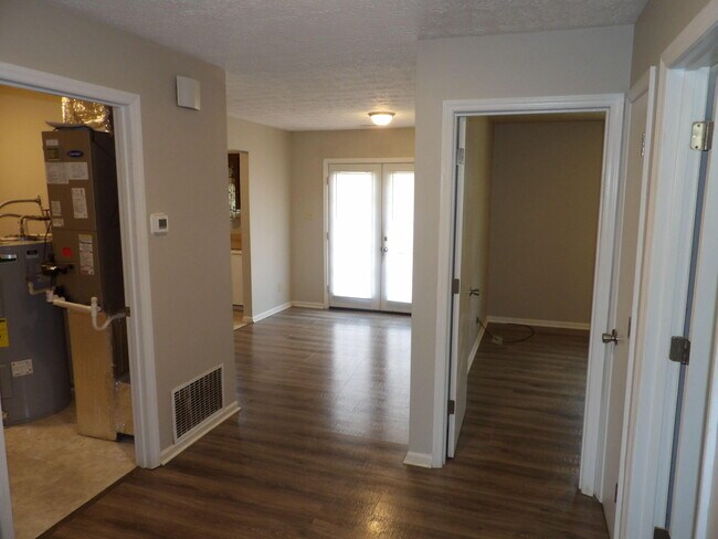 Building Photo - 204 Landings Dr