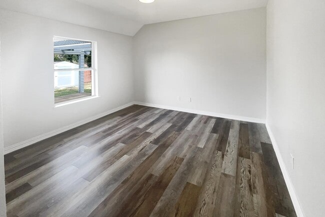 Building Photo - MOVE IN READY