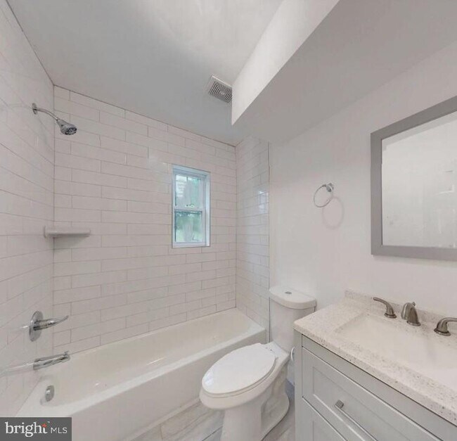 Building Photo - 4230 6th St SE