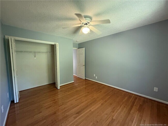 Building Photo - 995 Greenbriar Dr
