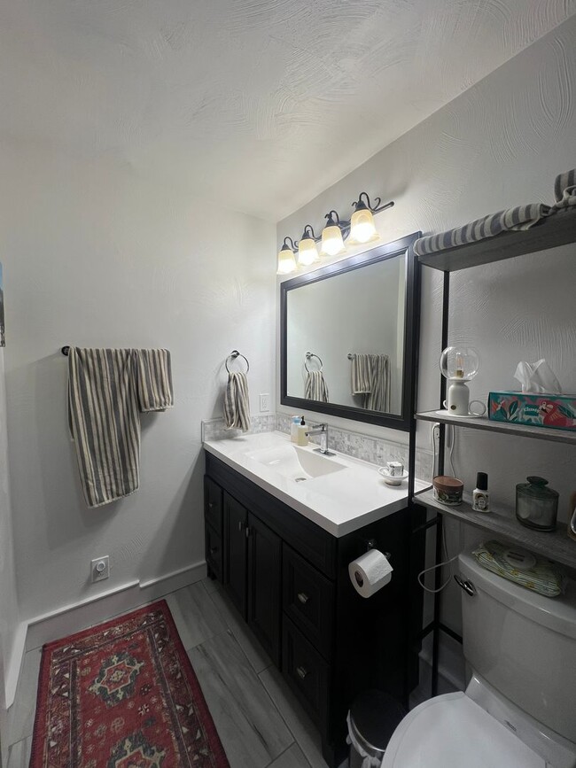 Building Photo - Updated Town house backed by National Forest