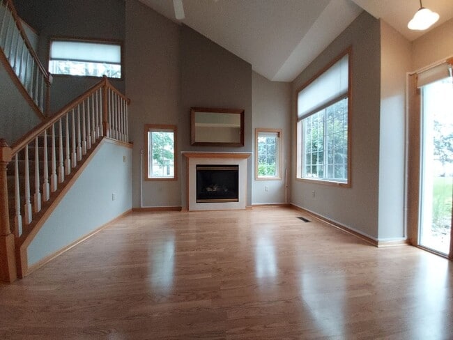 Building Photo - 2 Bedroom 1.5 Bathroom End Unit Townhome in Hudson