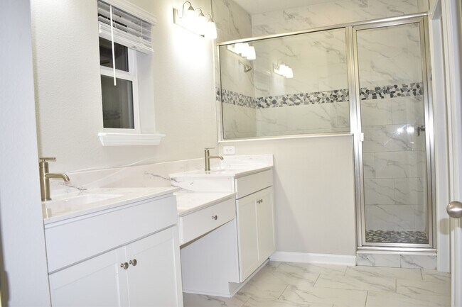 Building Photo - 572 Windermere Way