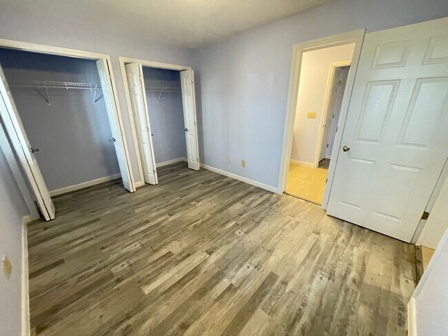 Building Photo - Mill Creek - Updated 2br 2ba garden-style ...