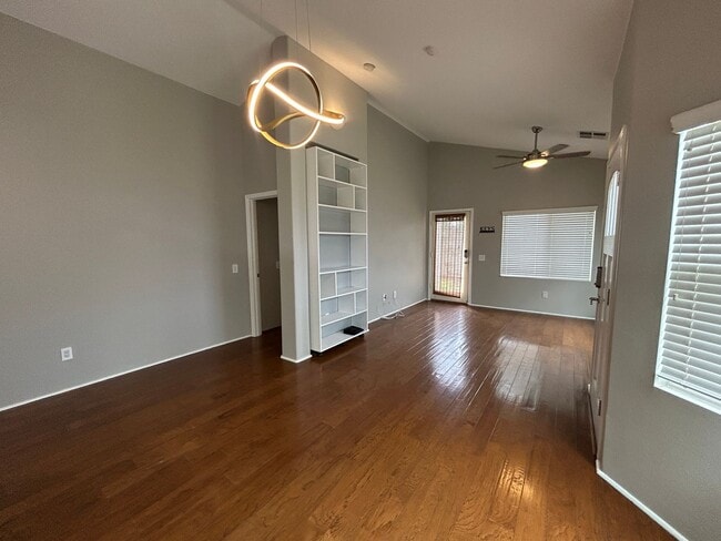 Building Photo - Bright & Airy 3-Bedroom Townhome in Ewa Be...