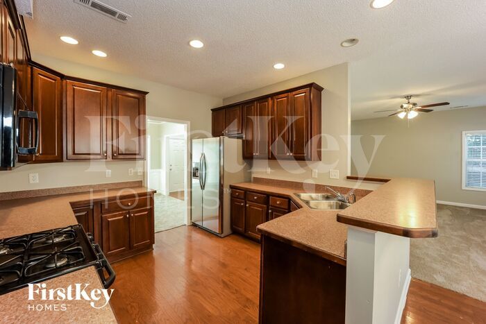 Building Photo - 333 Westhill Dr