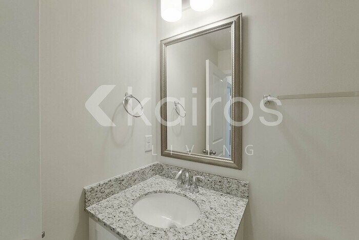 Building Photo - 2401 Banyan Cir