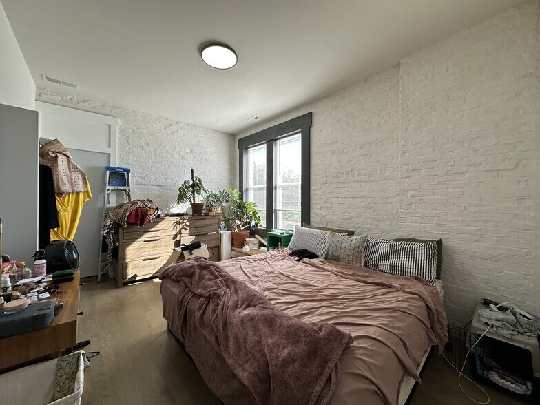 Building Photo - 841 N Mozart St