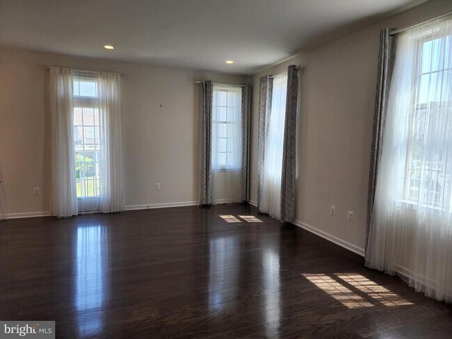 Building Photo - 25020 Cambridge Hl Ter