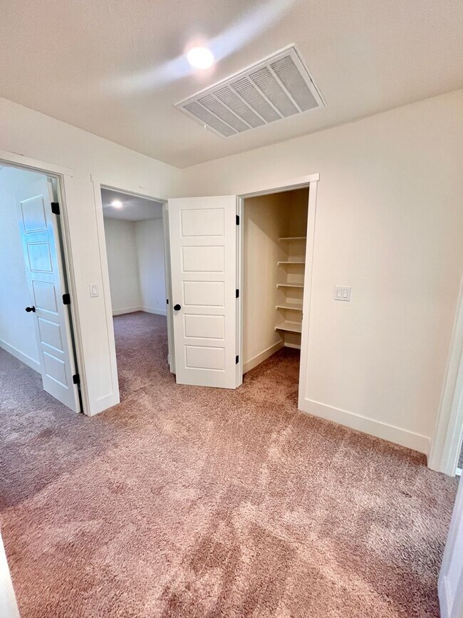 Building Photo - 1602 Dodder Dr