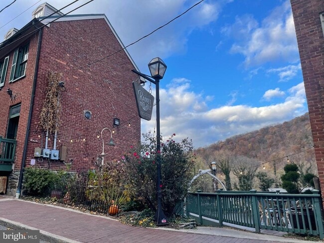 Building Photo - 19 Stonewall Ct