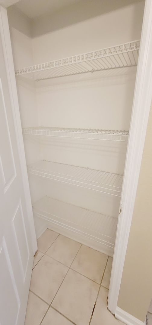 Building Photo - LOVELY NW 3/3 End Unit w/ Washer/Dryer, Open Kitchen w/ Bar, & More! $1475/month Avail June 1st!