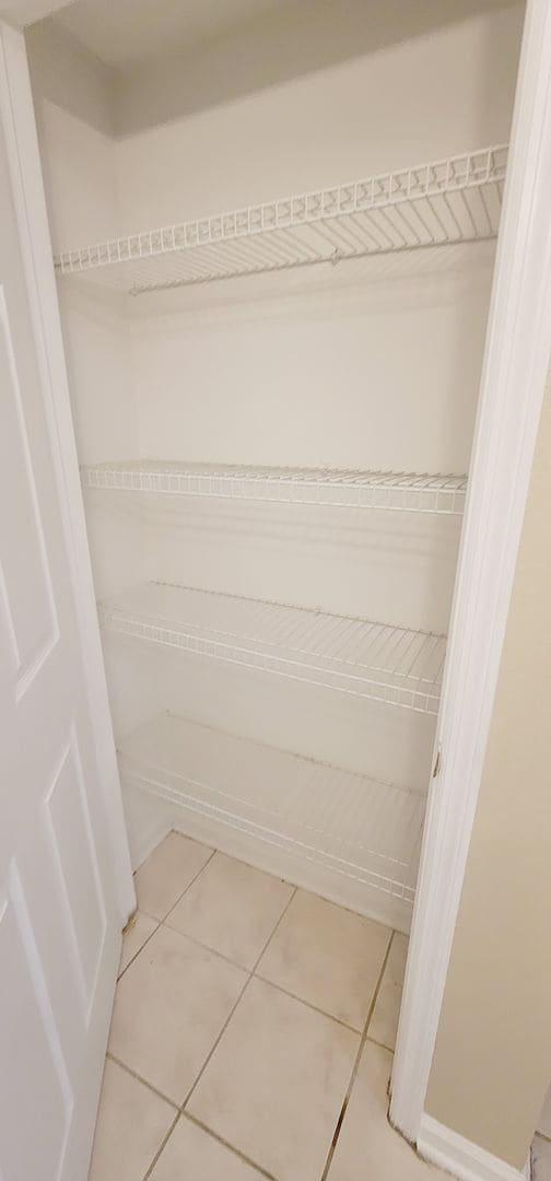 Building Photo - LOVELY NW 3/3 End Unit w/ Washer/Dryer, Open Kitchen w/ Bar, & More! $1500/month Avail June 1st!