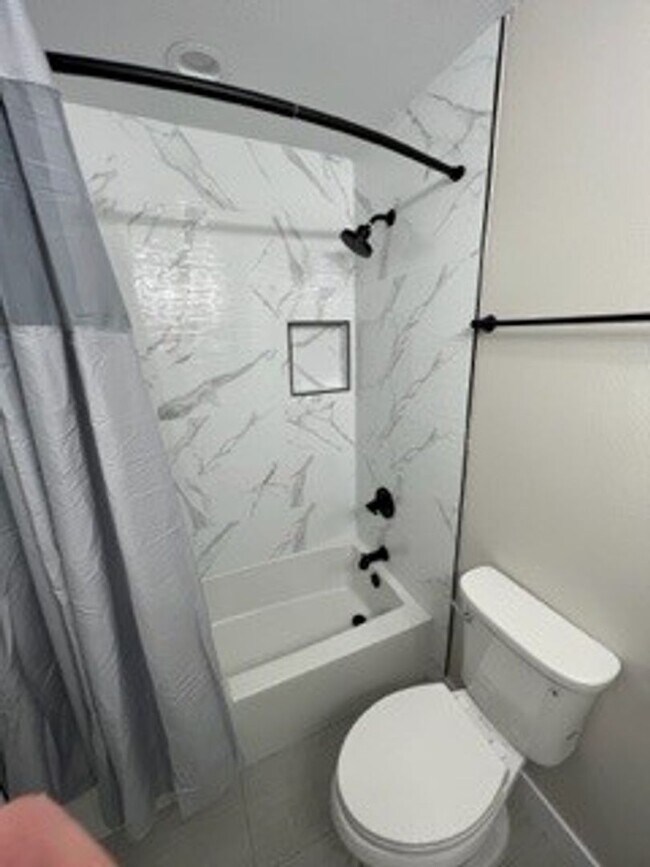 Building Photo - Highly Upgraded End Unit 2 Bedroom 2 Bathroom in Orange