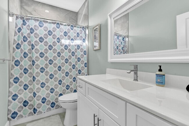 Building Photo - 822 S Topsail Dr