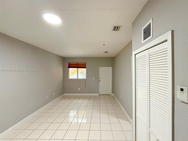 Building Photo - 1677 SE 27th Ct
