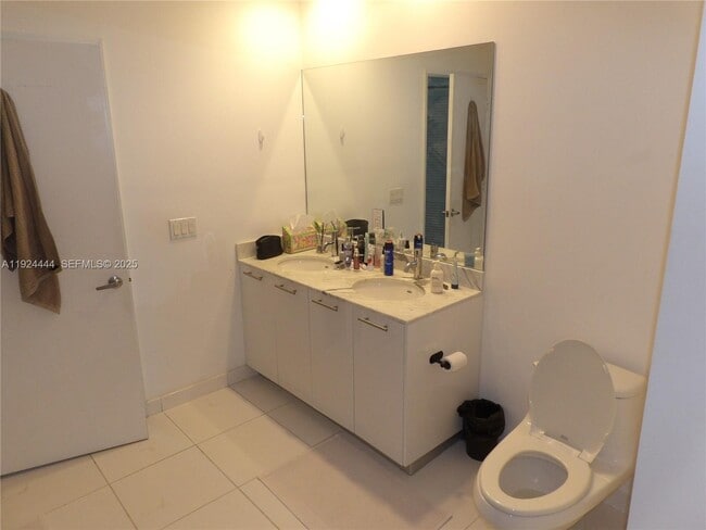 Building Photo - 950 Brickell Bay Dr