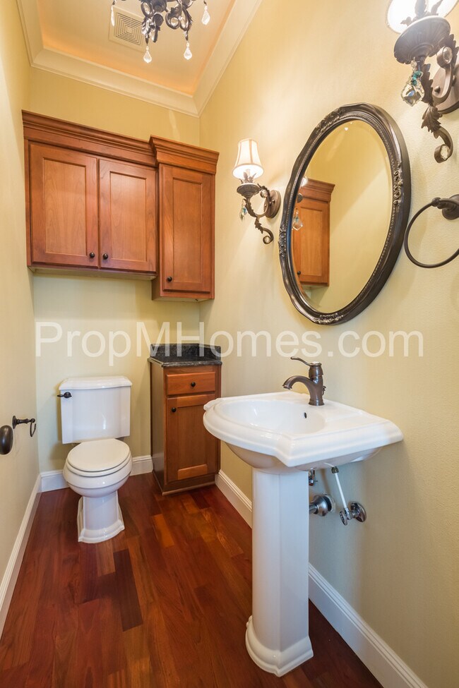 Building Photo - Prime Location - Luxury Two Bedroom Townhouse with Stylish Amenities