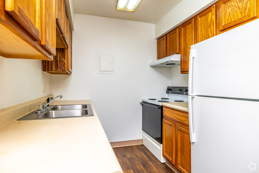 2BR, 1BA - 792 SF - Sunburst Apts