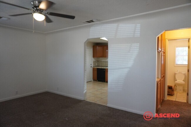 Building Photo - Cozy home located in the Northeast!