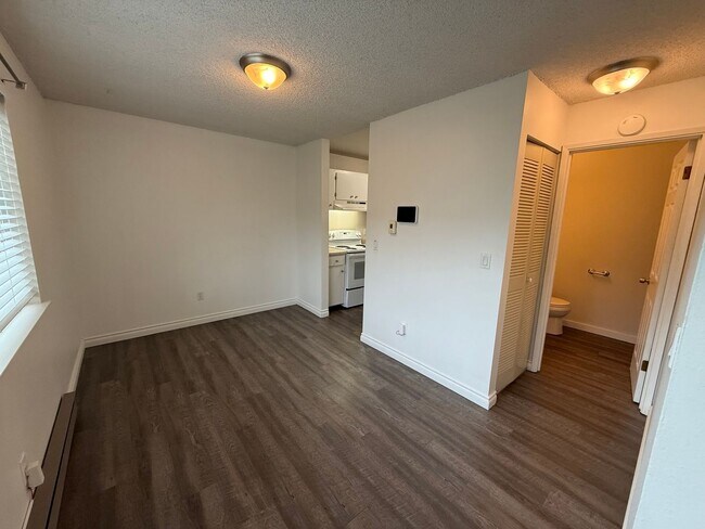 Building Photo - North Tacoma Townhome