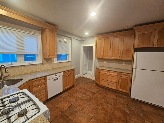 Building Photo - 208 Morrison Ave