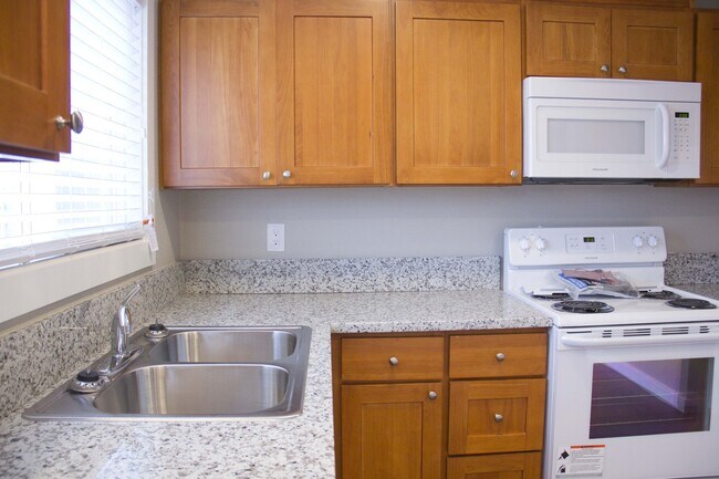 Building Photo - 2bed/2bath, W/D in unit, garage, and all d...