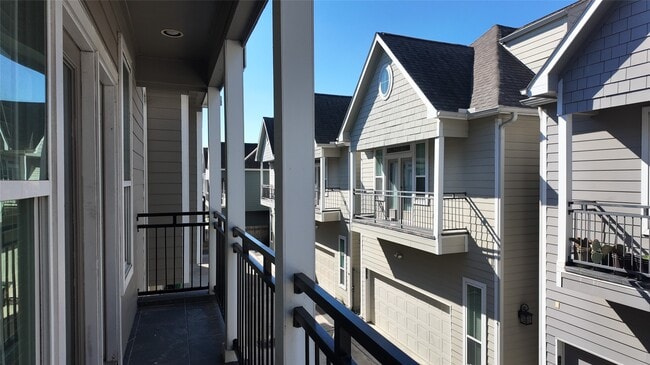 Building Photo - 902 W 20th St