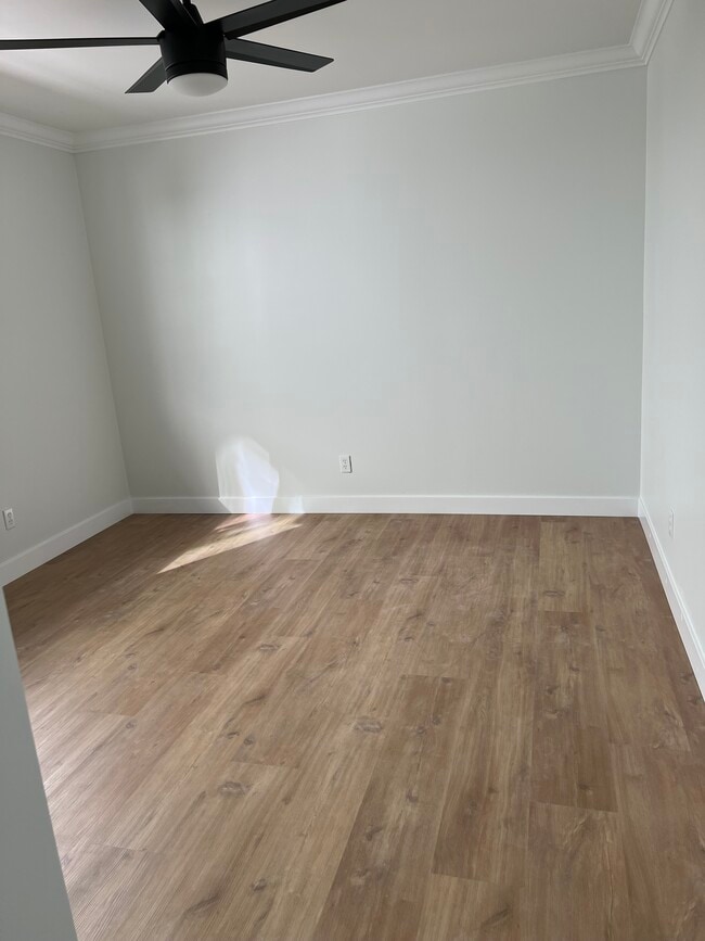 Building Photo - 951 N Oxford Ave