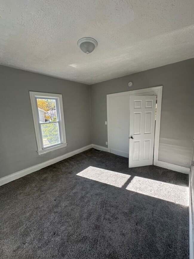 Building Photo - 104-104.5-1045 Bernard St