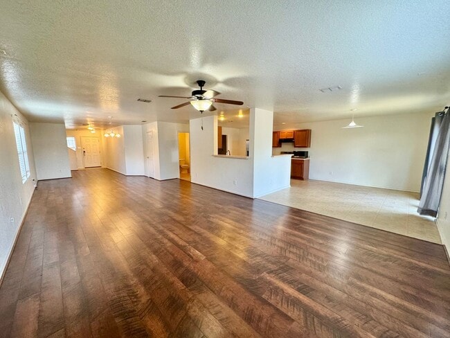 Building Photo - *COMING SOON* MOVE IN SPECIAL Beautifully Designed Two-Story Home with Loft and Garden Tub!