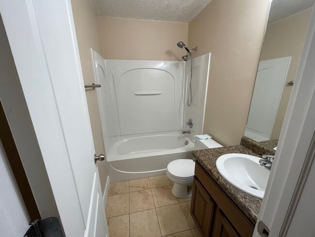 Building Photo - 4274 Lake Bridge Dr