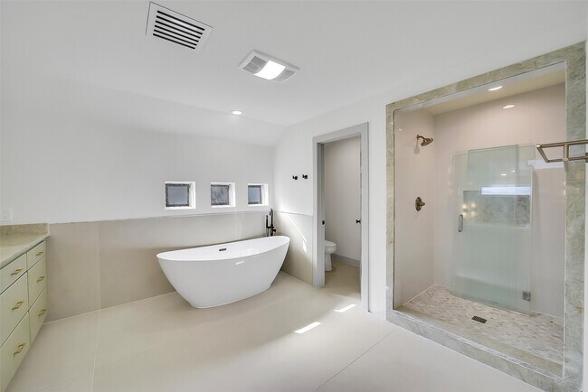 Building Photo - 320 Detering St