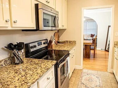 Building Photo - Fully Furnished 4BR Bungalow in Prime Forest Dr Location