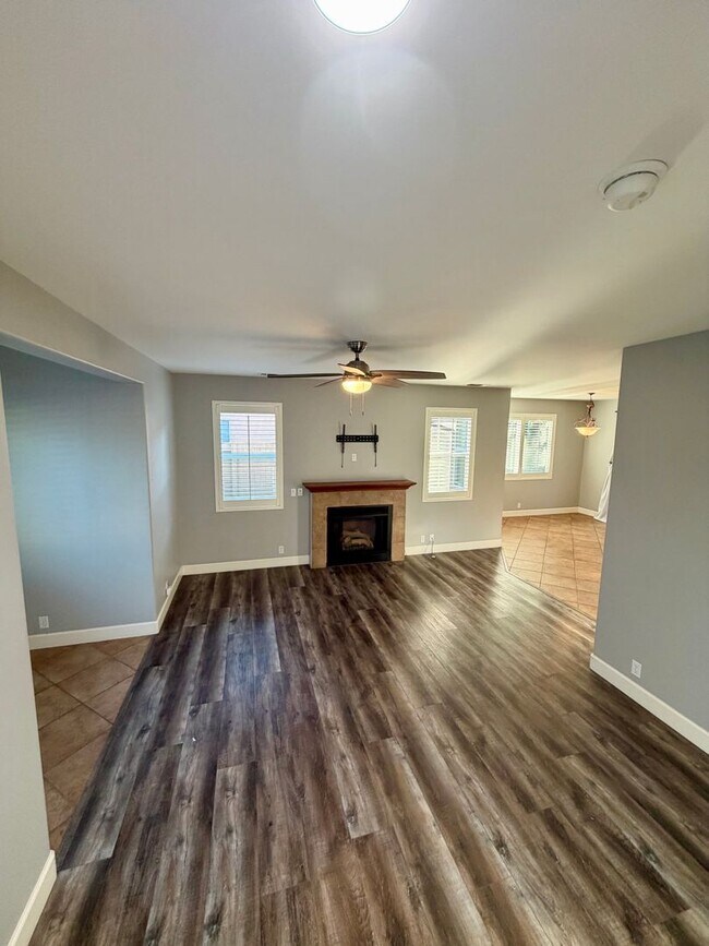 Building Photo - Beautiful 3 Bedroom 2.5 Bathroom Single Fa...