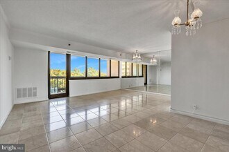 Building Photo - 1805 Crystal Dr