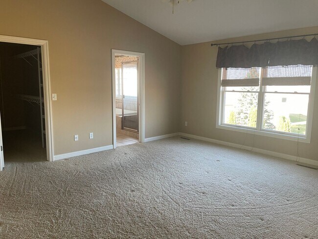 Building Photo - Five Bedroom Home in NE Rochester MN